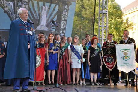 Felvonulás és borlovag-avatás - kárpát-medencei borrendek találkoztak Fehérváron